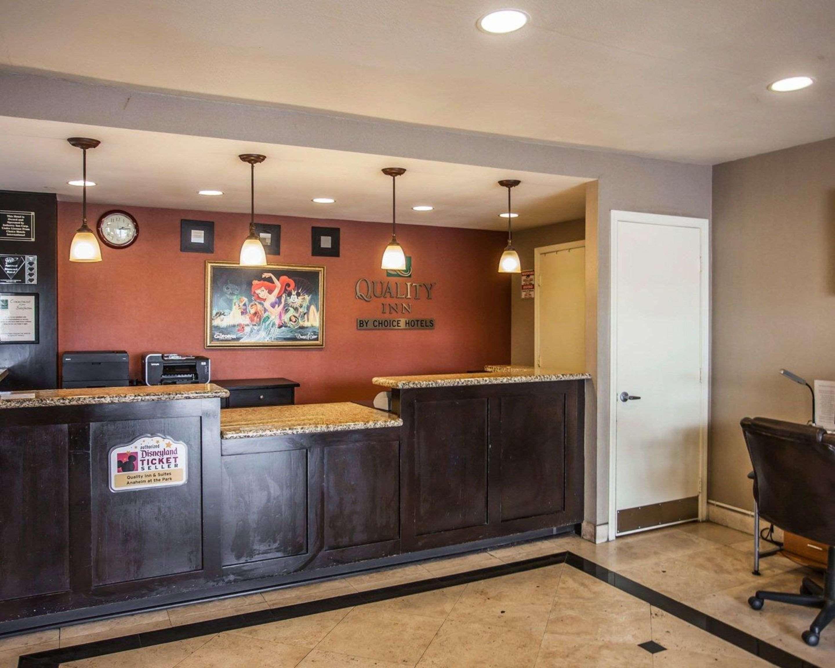 Quality Inn & Suites Anaheim At The Park Bagian luar foto