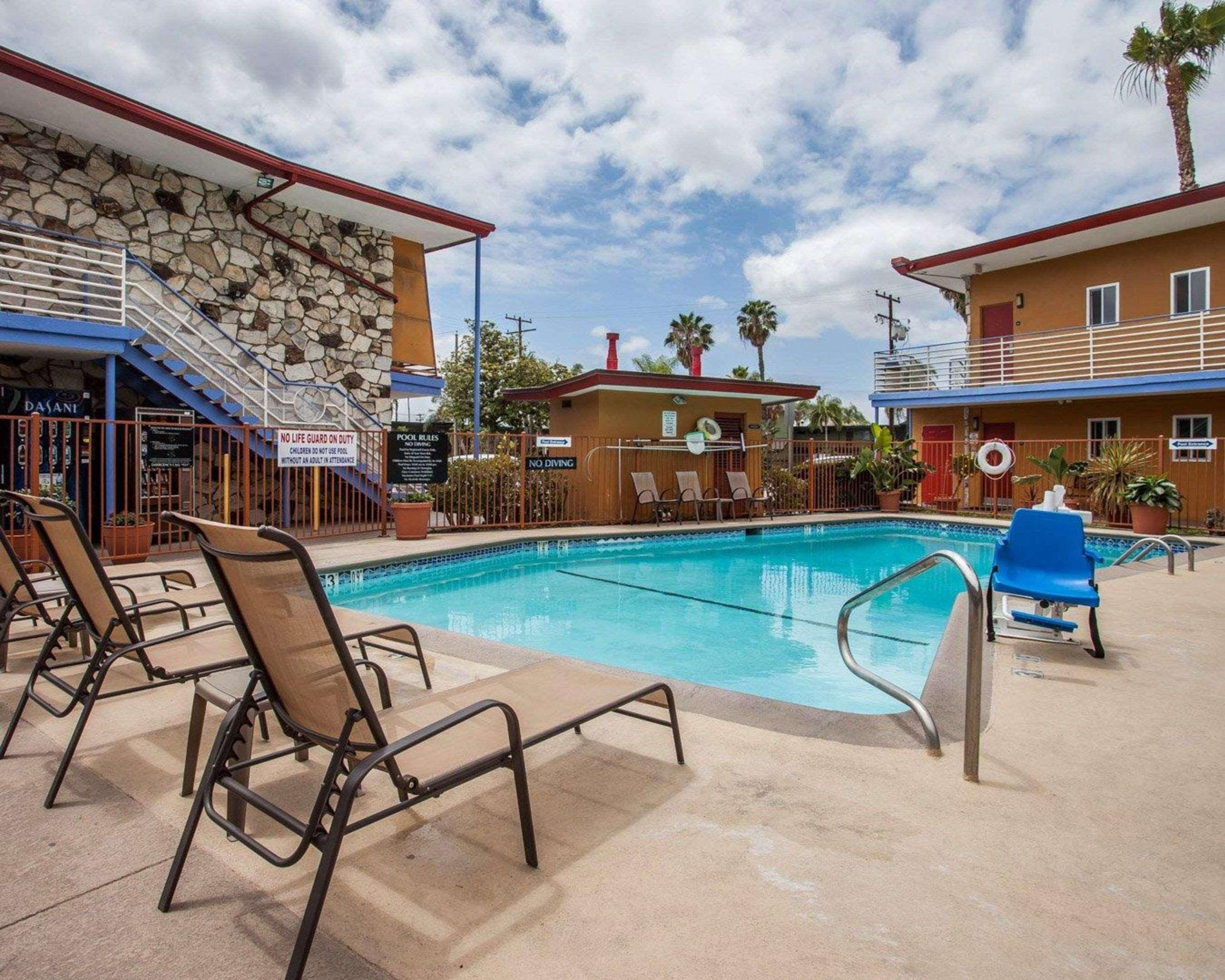 Quality Inn & Suites Anaheim At The Park Bagian luar foto