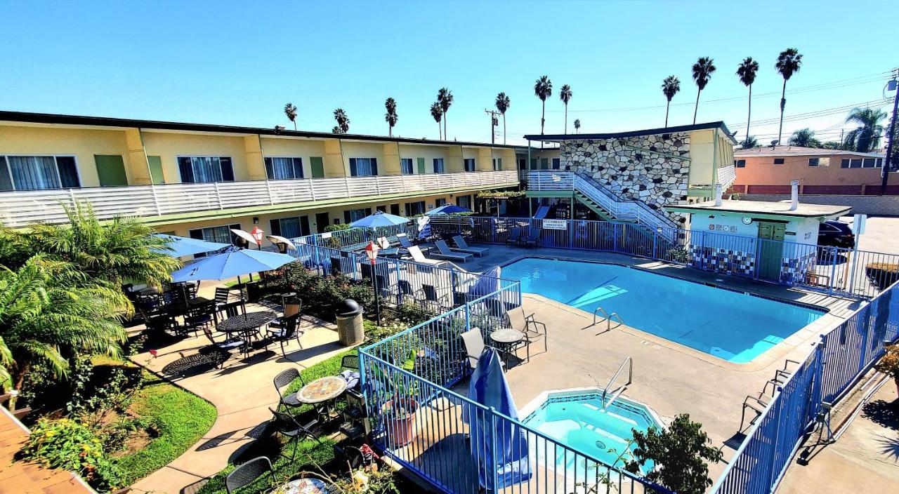 Quality Inn & Suites Anaheim At The Park Bagian luar foto