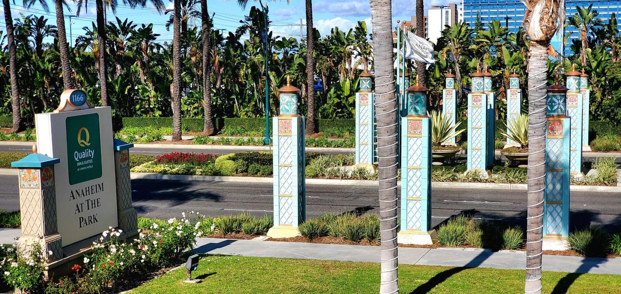 Quality Inn & Suites Anaheim At The Park Bagian luar foto